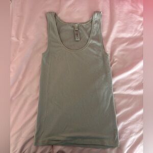 SKIMS stretchy ribbed tank top size small